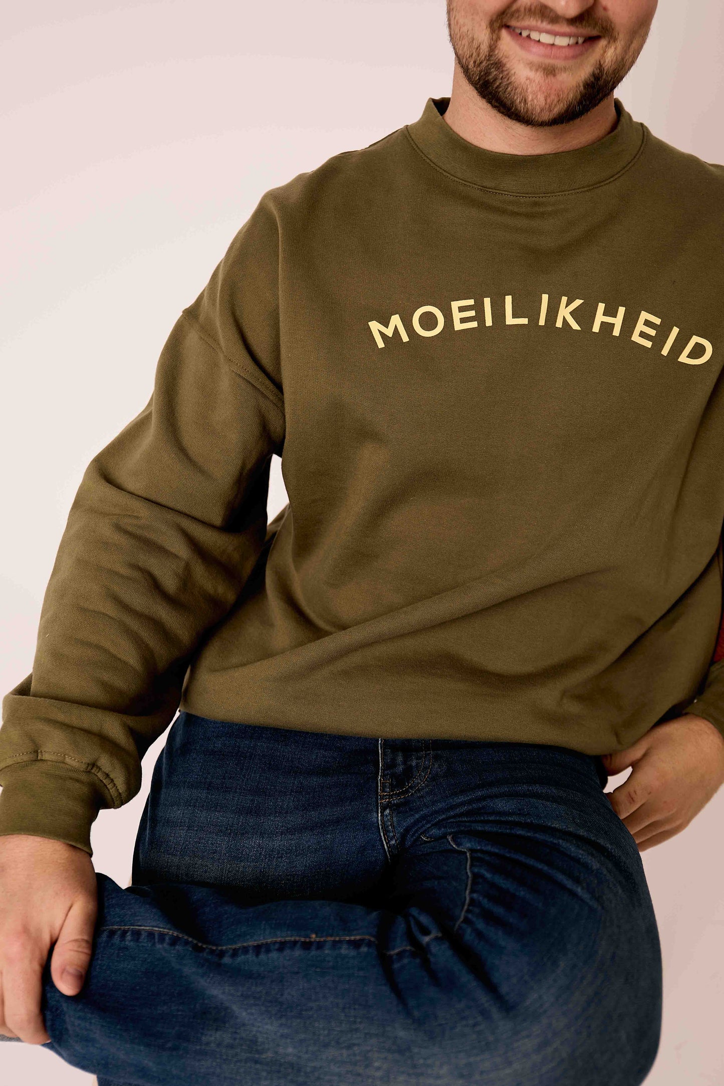 MOEILIKHEID CREWNECK - OLIVE